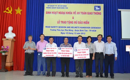 Trao tặng 2.000 mũ bảo hiểm cho học sinh tiểu học ảnh 1