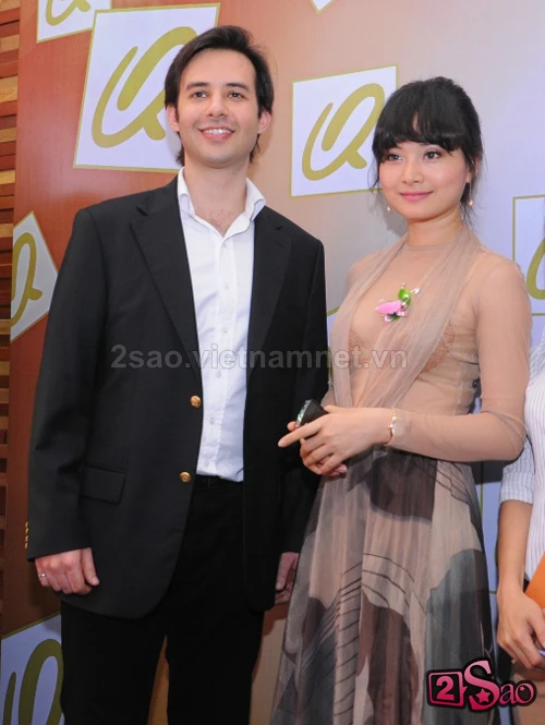 Lan Phương lại tay trong tay với trai ngoại quốc ảnh 2