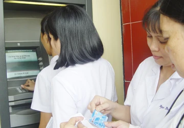 Thùng thẻ ATM lại nhả tiền rách! ảnh 1