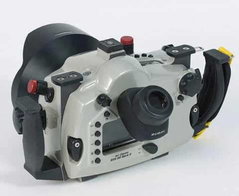 Thiết bị nặng tới 2,5 kg, cho phép các thợ lặn chụp ảnh ở độ sâu 70 m.