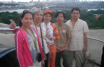 Cùng vợ và các con trên đảo Sentosa (Singapore). Ảnh: Tư liệu gia đình NMT. Cùng vợ và các con trên đảo Sentosa (Singapore). Ảnh: Tư liệu gia đình NMT.