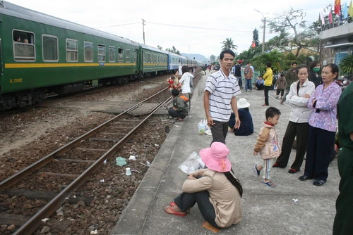 Tàu trật bánh ở đèo Hải Vân, hàng ngàn khách mắc kẹt ảnh 2