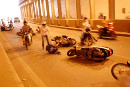 Hàng loạt xe máy gặp nạn trong hầm Kim Liên ảnh 5