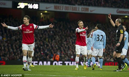 Trọng tài Mike Dean là “hung thần” thực sự của Arsenal ảnh 1