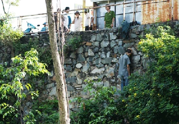 Một người treo cổ bên công viên ảnh 1