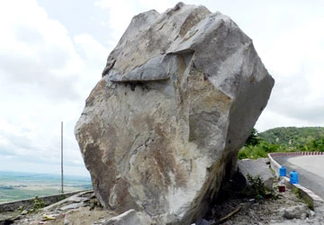 Sau vụ lở đá thảm khốc trên núi Cấm (An Giang): Nguy hiểm vẫn chực chờ ảnh 1