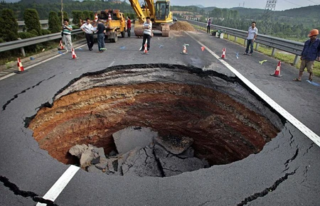 Tài xế thoát chết khi ô tô bị “hố địa ngục” nuốt trọn ảnh 4