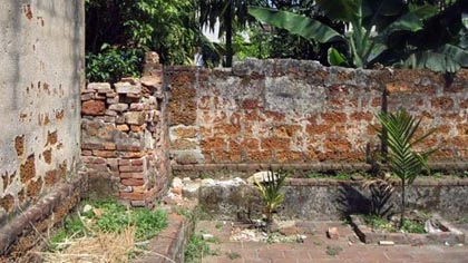 Mẹ ôm con cố thoát khỏi lưỡi dao của chồng ảnh 1