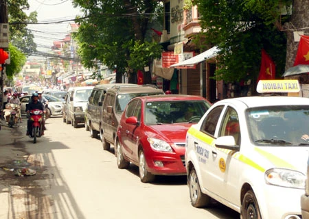 Ôtô đỗ hàng dài trên đường Hoàng Hoa Thám chờ thông đường Ôtô đỗ hàng dài trên đường Hoàng Hoa Thám chờ thông đường