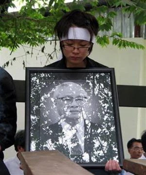 Trên di ảnh, nụ cười của ông vẫn tươi như ngày nào