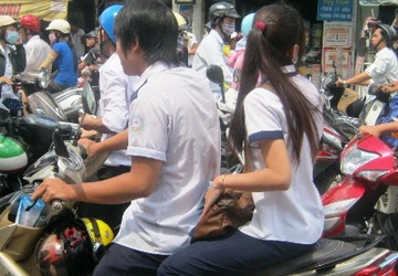 Nhà trường “chịu thua” học sinh đi xe máy? ảnh 1