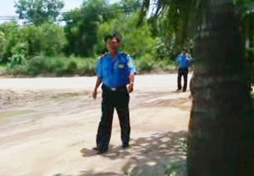 Thanh tra giao thông cản trở phóng viên tác nghiệp ảnh 2