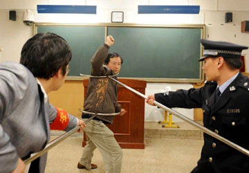 Cảnh sát có quyền bắn chết nghi can đe dọa trẻ em ảnh 1