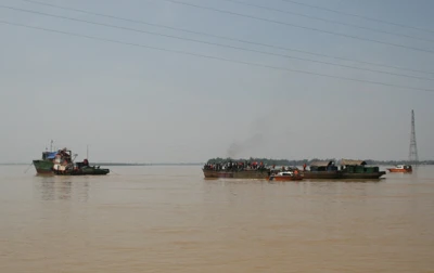 Tường thuật trực tiếp: Trục vớt chiếc xe khách bị lũ cuốn trôi - Phần 2 ảnh 28