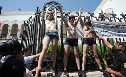 Biểu tình ngực trần gây náo loạn Paris ảnh 4