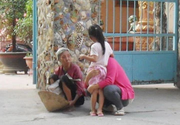 Con chở mẹ đi ăn xin ảnh 1