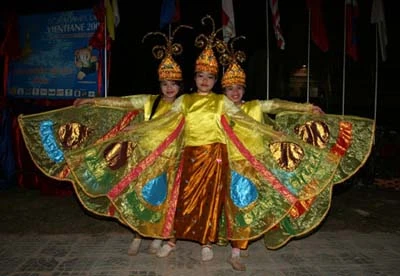 Khai mạc SEA Games 25 nhìn từ... phía "đằng sau" ảnh 7