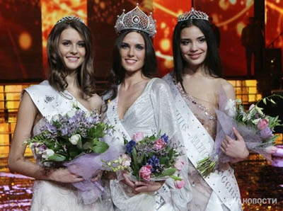 Á hậu một là Irina Sharipova (phải) và Á hậu hai Olga Kononenko (trái). Ngoài danh hiệu, hai cô gái này còn có cơ hội chọn học ở bất cứ đại học trên thế giới miễn phí.