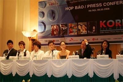 Các nghệ sĩ Hàn Quốc có mặt trong buổi họp báo. Các nghệ sĩ Hàn Quốc có mặt trong buổi họp báo.