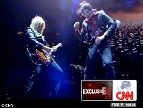 Siêu sao nhạc pop trình diễn rất bốc. Ảnh: CNN.