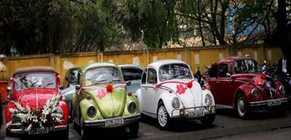 Hà Nội: Sốc với đám rước dâu bằng dàn ô tô cổ ảnh 1