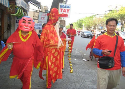 Thần Tài, Thổ Địa xuống phố chúc xuân ảnh 2 Thần Tài, Thổ Địa xuống phố chúc xuân ảnh 2