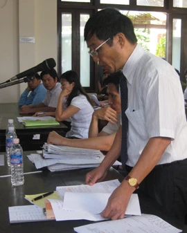 Trực tiếp phiên xử sơ thẩm kỳ án vườn mít lần 3: Điều tra viên làm ẩu, phải xử lý ai? ảnh 4 Trực tiếp phiên xử sơ thẩm kỳ án vườn mít lần 3: Điều tra viên làm ẩu, phải xử lý ai? ảnh 4