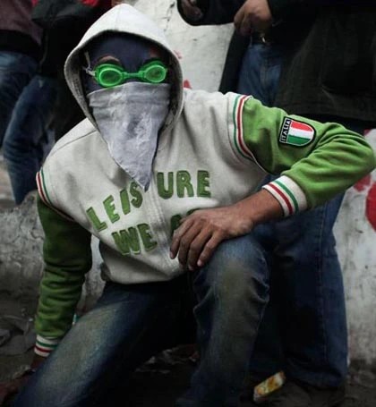 Những dụng cụ tự vệ sáng tạo của người biểu tình Cairo ảnh 1