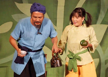 Ngọc Trinh (phải) trong "Hồn Trương Ba, da hàng thịt", một vở diễn của sân khấu Idecaf dịp Tết Mậu Tý. Ảnh: Anh Vân.