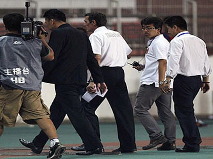 HLV tuyển Singapore không hối hận vì chửi trọng tài ảnh 1