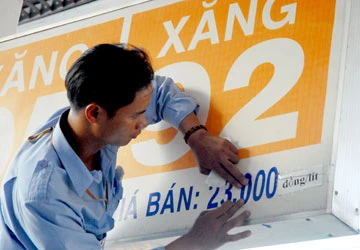 Giá lên, xăng hiếm: Đổ lỗi để "găm" hàng?! ảnh 1