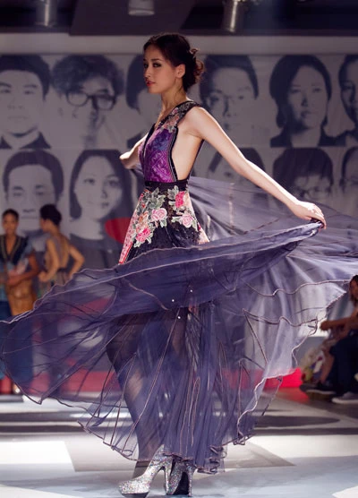 Mai Phương Thúy tung váy trên sàn catwalk ảnh 4