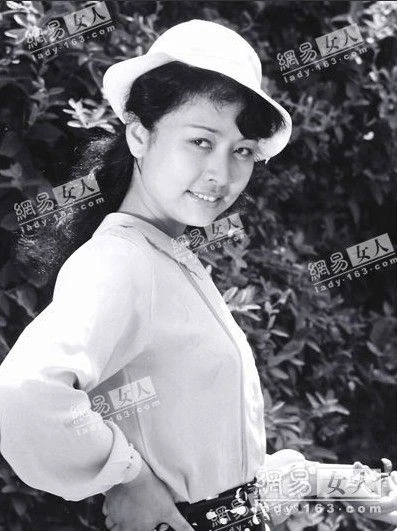 Ảnh hiếm thời trẻ của đệ nhất phu nhân Trung Quốc ảnh 9 Ảnh hiếm thời trẻ của đệ nhất phu nhân Trung Quốc ảnh 9