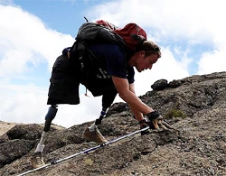 Ba cựu binh Mỹ leo núi bằng một chân ảnh 1