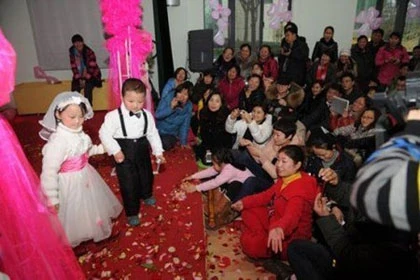 Đột nhập "đám cưới" tập thể của trẻ em ảnh 3