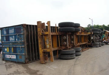 Vì sao xe tải nặng là “hung thần”? - Bài 2: Tài xế “bằng thật, học giả” ảnh 3