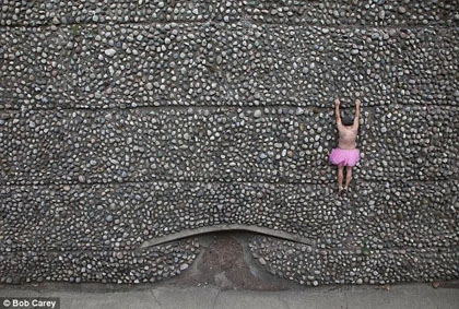 Bộ ảnh độc của người đàn ông mặc váy hồng ảnh 7