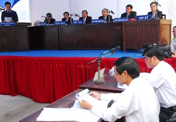 Tòa đang xử, có được nhờ luật sư? ảnh 1
