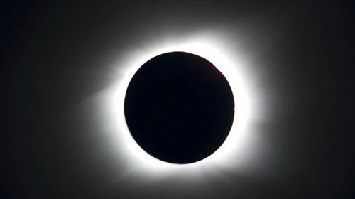 Nhật thực toàn phần hiếm có trên Thái Bình Dương ảnh 1