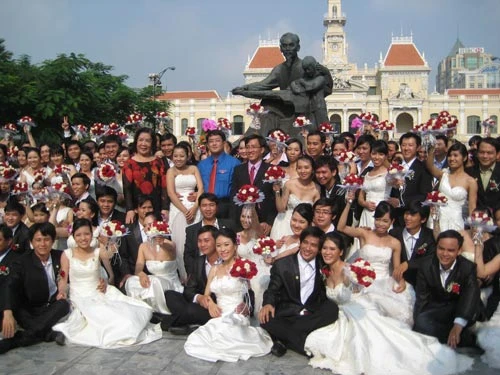 120 đôi công nhân lên xe hoa ngày 12-12-2012 ảnh 1