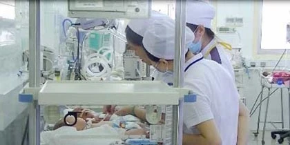 Người mẹ sinh 5 kiệt sức trong hạnh phúc ảnh 2