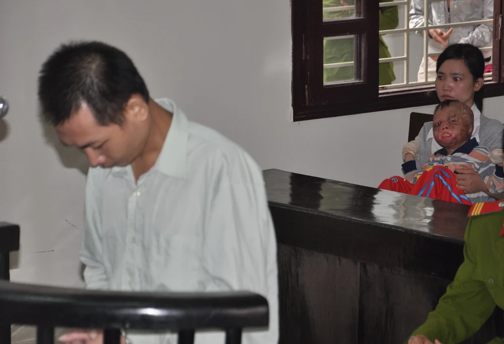 Chùm ảnh: Phiên tòa xét xử người cha nhẫn tâm đốt con mới ba tuổi ảnh 4