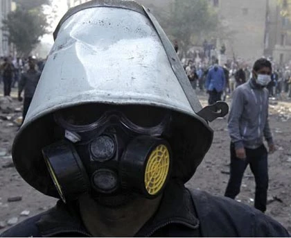 Những dụng cụ tự vệ sáng tạo của người biểu tình Cairo ảnh 3