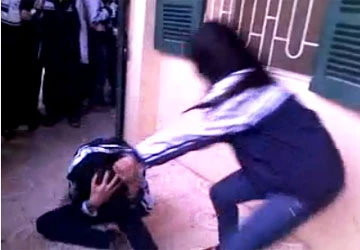 Truy tìm người quay và phát tán clip nữ sinh đánh bạn mới ảnh 1