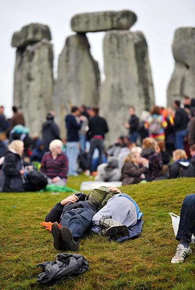 Đón bình minh ngày dài nhất trong năm tại Stonehenge ảnh 12