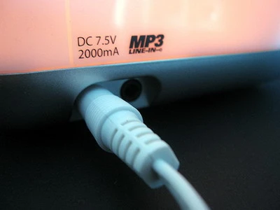 Sản phẩm sử dụng jack cắm 3,5 mm nên thích hợp dùng kèm với hầu hết các dòng máy nghe nhạc kỹ thuật số hiện có trên thị trường.