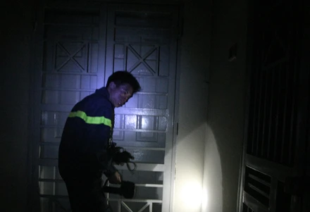 Cận cảnh cứu người ở chung cư Hà Nội bị hoả hoạn ảnh 5 Cận cảnh cứu người ở chung cư Hà Nội bị hoả hoạn ảnh 5