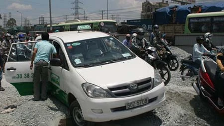 Kẹt xe "cứng ngắc" hơn 5km trên xa lộ Hà Nội ảnh 3