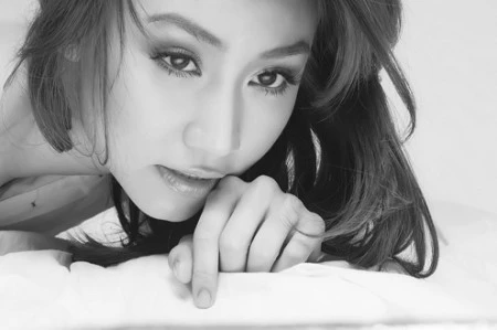 Ngân Khánh gợi cảm trong ảnh đen trắng ảnh 1