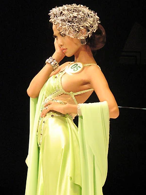 Siêu mẫu Võ Kim Cương thử giọng hát của mình trong tiết mục song ca với ca sĩ Nguyên Vũ trong "Đêm nhan sắc". Ảnh: K.H. Siêu mẫu Võ Kim Cương thử giọng hát của mình trong tiết mục song ca với ca sĩ Nguyên Vũ trong "Đêm nhan sắc". Ảnh: K.H.